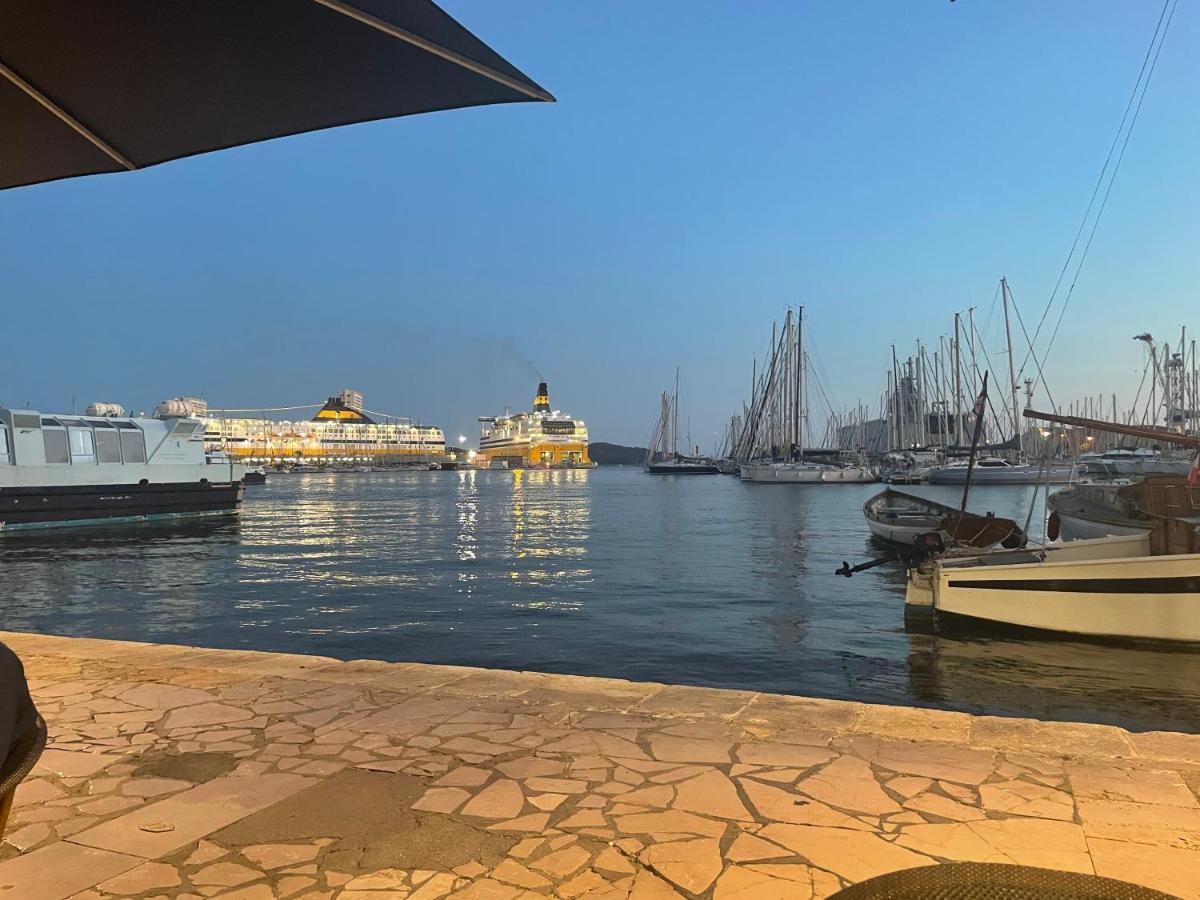 Au Coeur Du Vieux Toulon Au Calme Appartement Renove Climatise Confortable Etage Eleve Avec Ascenseur Proche Parking Et Toutes Commodites Exterior photo