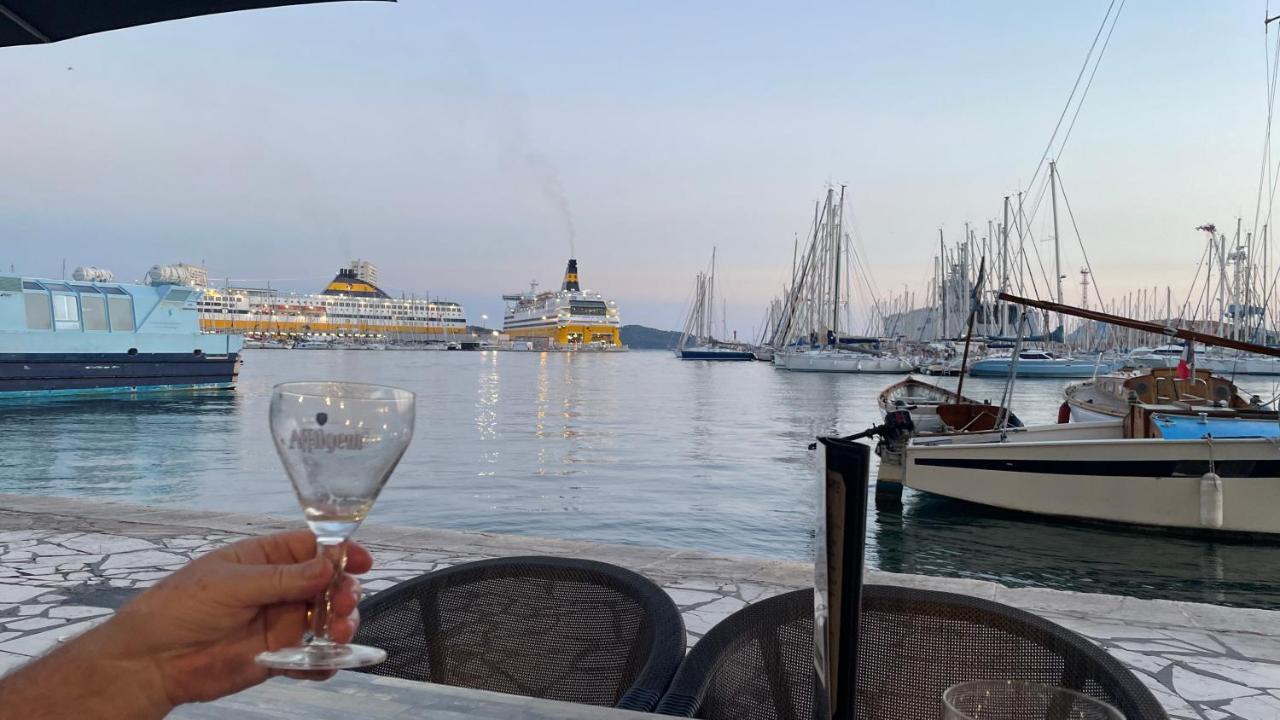 Au Coeur Du Vieux Toulon Au Calme Appartement Renove Climatise Confortable Etage Eleve Avec Ascenseur Proche Parking Et Toutes Commodites Exterior photo